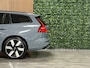 Volvo V60 T6 AWD Recharge Plus Dark | Schuifdak | 360 Camera | Harman Kardon | Adaptieve Cruise Control | Stoelverwarming voor+achter | Stuurwielverwarming | Full LED Meesturende koplampen | Pilot Assist | BLIS Dode Hoek Detectie | Elektrische voorstoelen geheugen | R-Design Contour Stoelen met wit stiksel en bies | Zitting verlenging voorstoelen | 19 Inch | Google Infotainment | Keyless Drive | Parkeersensoren voor+achter | Privacy Glass | Elektrisch bedienbare achterklep | DAB Radio | Apple Carplay/Android Auto | Volvo On Call met mobiele App functie | Thunder Grey Metallic |
