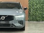 Volvo V60 T6 AWD Recharge Plus Dark | Schuifdak | 360 Camera | Harman Kardon | Adaptieve Cruise Control | Stoelverwarming voor+achter | Stuurwielverwarming | Full LED Meesturende koplampen | Pilot Assist | BLIS Dode Hoek Detectie | Elektrische voorstoelen geheugen | R-Design Contour Stoelen met wit stiksel en bies | Zitting verlenging voorstoelen | 19 Inch | Google Infotainment | Keyless Drive | Parkeersensoren voor+achter | Privacy Glass | Elektrisch bedienbare achterklep | DAB Radio | Apple Carplay/Android Auto | Volvo On Call met mobiele App functie | Thunder Grey Metallic |
