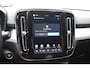 Volvo XC40 B4 211PK Plus Black Edition / Adaptive Cruise control / 360 Camera / Extra getint glas / 20'' velgen / Harman Kardon / Elektrisch verstelbare stoelen met geheugen / Stoel- en stuurverwarming / Elektrisch panorama schuifdak / Trekhaak elektrisch uitklapbaar