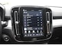 Volvo XC40 B4 211PK Plus Black Edition / Adaptive Cruise control / 360 Camera / Extra getint glas / 20'' velgen / Harman Kardon / Elektrisch verstelbare stoelen met geheugen / Stoel- en stuurverwarming / Elektrisch panorama schuifdak / Trekhaak elektrisch uitklapbaar
