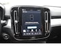 Volvo XC40 B4 211PK Plus Black Edition / Adaptive Cruise control / 360 Camera / Extra getint glas / 20'' velgen / Harman Kardon / Elektrisch verstelbare stoelen met geheugen / Stoel- en stuurverwarming / Elektrisch panorama schuifdak / Trekhaak elektrisch uitklapbaar