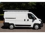 Peugeot Boxer 330 2.2 HDI L1H2 XR 2016 | Dubbele Schuifdeur | Trekhaak | Parkeersensoren | Imperiaal | Stuurwiel Bediening | 2 Sleutels | Nationale Autopas
