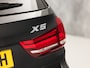 BMW X5 xDrive40e iPerformance High Executive 313Pk Automaat (GROOT NAVI, HEAD-UP DISPLAY, COMFORTSTOELEN MET GEHEUGEN, SFEERVERLICHTING, CAMERA, STOELVERWARMING, GETINT GLAS, NIEUWSTAAT)