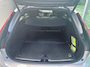 Volvo V90 2.0 T8 Plug-in hybrid AWD Ultimate Dark Volvo V90 2.0 T8 Recharge AWD Ultimate Dark / Pano. dak / Trekhaak / Harman kardon / Elek. verstelbare stoelen / Voor+achter+stuur verwarmd / Leder / Head-up display /