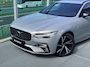 Volvo V90 2.0 T8 Plug-in hybrid AWD Ultimate Dark Volvo V90 2.0 T8 Recharge AWD Ultimate Dark / Pano. dak / Trekhaak / Harman kardon / Elek. verstelbare stoelen / Voor+achter+stuur verwarmd / Leder / Head-up display /