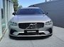 Volvo V90 2.0 T8 Plug-in hybrid AWD Ultimate Dark Volvo V90 2.0 T8 Recharge AWD Ultimate Dark / Pano. dak / Trekhaak / Harman kardon / Elek. verstelbare stoelen / Voor+achter+stuur verwarmd / Leder / Head-up display /