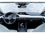 Mazda 3 2.0 e-SkyActiv-X M Hybrid 180 Luxury | Wit Lederen Bekleding | Head-up Display | 360 Graden Camera | Parkeersensoren | Lichtmetalen Velgen 18 inch | Keyless Entry | Stoelverwarming | LED Koplampen | Cruise Control Adaptief | Dodehoekdetectie | Navigatie | Apple Carplay | Android Auto