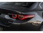 Mazda 3 2.0 e-SkyActiv-X M Hybrid 180 Luxury | Wit Lederen Bekleding | Head-up Display | 360 Graden Camera | Parkeersensoren | Lichtmetalen Velgen 18 inch | Keyless Entry | Stoelverwarming | LED Koplampen | Cruise Control Adaptief | Dodehoekdetectie | Navigatie | Apple Carplay | Android Auto