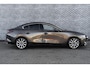 Mazda 3 2.0 e-SkyActiv-X M Hybrid 180 Luxury | Wit Lederen Bekleding | Head-up Display | 360 Graden Camera | Parkeersensoren | Lichtmetalen Velgen 18 inch | Keyless Entry | Stoelverwarming | LED Koplampen | Cruise Control Adaptief | Dodehoekdetectie | Navigatie | Apple Carplay | Android Auto