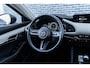 Mazda 3 2.0 e-SkyActiv-X M Hybrid 180 Luxury | Wit Lederen Bekleding | Head-up Display | 360 Graden Camera | Parkeersensoren | Lichtmetalen Velgen 18 inch | Keyless Entry | Stoelverwarming | LED Koplampen | Cruise Control Adaptief | Dodehoekdetectie | Navigatie | Apple Carplay | Android Auto