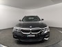BMW 3-Serie Touring 330e Business Edition Plus | ZWARTE HEMEL | WEGKLAPBARE TREKHAAK | NAVI PROF | SPORTSEATS