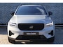Volvo XC40 2.0 B4 Plus Black Edition | Trekhaak | Lichtmetalen Velgen 20 inch | Harman Kardon Audio | Panoramadak | 360 Graden Camera | Parkeersensoren | Keyless Entry | Elektrische Achterklep | Elektrisch Verstelbare Voorstoelen | Stoelverwarming | Google Navigatie | Apple Carplay | Android Auto