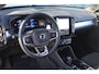 Volvo XC40 2.0 B4 Plus Black Edition | Trekhaak | Lichtmetalen Velgen 20 inch | Harman Kardon Audio | Panoramadak | 360 Graden Camera | Parkeersensoren | Keyless Entry | Elektrische Achterklep | Elektrisch Verstelbare Voorstoelen | Stoelverwarming | Google Navigatie | Apple Carplay | Android Auto