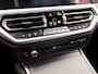 BMW 3-Serie 320i M Sport 184Pk Automaat (APPLE CARPLAY, M PAKKET, LEDER/ALCANTARA, STOELVERWARMING, SPORTSTOELEN, GETINT GLAS, SFEERVERLICHTING, FLIPPERS, NIEUWE APK, NIEUWSTAAT)
