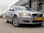 Volvo V50 2.4i Edition II / Automaat / NL-Auto / Dealer-Onderhouden / Vol-Leder / 2e-Eigenaar / Elektr.-Stoelen met Geheugen / Cruise-Control / Afneembare-Trekhaak / Climate-Control / Armsteun V+A / Radio / Navi / PDC-Achter / 17'' LMV / All-Season / ENZ.