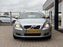 Volvo V50 2.4i Edition II / Automaat / NL-Auto / Dealer-Onderhouden / Vol-Leder / 2e-Eigenaar / Elektr.-Stoelen met Geheugen / Cruise-Control / Afneembare-Trekhaak / Climate-Control / Armsteun V+A / Radio / Navi / PDC-Achter / 17'' LMV / All-Season / ENZ.