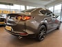 Mazda 3 2.0 e-SkyActiv-G M Hybrid 122 Luxury | Adaptieve cruise control | Stoel+Stuurverwarming | Head up display | Keyless | Achteruitrijcamera | Bose audio | Lederen bekleding | Navigatie | Climate control | Memory seats