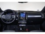 Volvo XC40 B4 Plus Dark - IntelliSafe Assist & Surround - Harman/Kardon audio - Parkeercamera achter - Verwarmde voorstoelen & stuur - Parkeersensoren voor & achter - Elektr. bedienb. voorstoelen met geheugen links - Draadloze tel. lader - Inklapbare trekhaak - 19' LMV