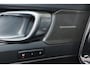 Volvo XC40 B4 Plus Dark - IntelliSafe Assist & Surround - Harman/Kardon audio - Parkeercamera achter - Verwarmde voorstoelen & stuur - Parkeersensoren voor & achter - Elektr. bedienb. voorstoelen met geheugen links - Draadloze tel. lader - Inklapbare trekhaak - 19' LMV
