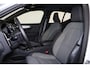 Volvo XC40 B4 Plus Dark - IntelliSafe Assist & Surround - Harman/Kardon audio - Parkeercamera achter - Verwarmde voorstoelen & stuur - Parkeersensoren voor & achter - Elektr. bedienb. voorstoelen met geheugen links - Draadloze tel. lader - Inklapbare trekhaak - 19' LMV