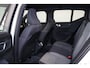 Volvo XC40 B4 Plus Dark - IntelliSafe Assist & Surround - Harman/Kardon audio - Parkeercamera achter - Verwarmde voorstoelen & stuur - Parkeersensoren voor & achter - Elektr. bedienb. voorstoelen met geheugen links - Draadloze tel. lader - Inklapbare trekhaak - 19' LMV