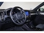 Volvo XC40 B4 Plus Dark - IntelliSafe Assist & Surround - Harman/Kardon audio - Parkeercamera achter - Verwarmde voorstoelen & stuur - Parkeersensoren voor & achter - Elektr. bedienb. voorstoelen met geheugen links - Draadloze tel. lader - Inklapbare trekhaak - 19' LMV