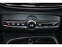 Volvo XC40 B4 Plus Dark - IntelliSafe Assist & Surround - Harman/Kardon audio - Parkeercamera achter - Verwarmde voorstoelen & stuur - Parkeersensoren voor & achter - Elektr. bedienb. voorstoelen met geheugen links - Draadloze tel. lader - Inklapbare trekhaak - 19' LMV