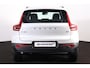 Volvo XC40 B4 Plus Dark - IntelliSafe Assist & Surround - Harman/Kardon audio - Parkeercamera achter - Verwarmde voorstoelen & stuur - Parkeersensoren voor & achter - Elektr. bedienb. voorstoelen met geheugen links - Draadloze tel. lader - Inklapbare trekhaak - 19' LMV