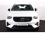 Volvo XC40 B4 Plus Dark - IntelliSafe Assist & Surround - Harman/Kardon audio - Parkeercamera achter - Verwarmde voorstoelen & stuur - Parkeersensoren voor & achter - Elektr. bedienb. voorstoelen met geheugen links - Draadloze tel. lader - Inklapbare trekhaak - 19' LMV