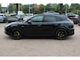 Porsche Cayenne 3.0 E-Hybrid / Trekhaak / Panoramadak / 360Camera / Softclose / 21'' / Luchtvering / Keyless / CarPlay / Sportchrono / Bose / Stoelverwarming / DAB / Cruise Control