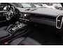 Porsche Cayenne 3.0 E-Hybrid / Trekhaak / Panoramadak / 360Camera / Softclose / 21'' / Luchtvering / Keyless / CarPlay / Sportchrono / Bose / Stoelverwarming / DAB / Cruise Control
