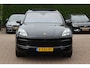 Porsche Cayenne 3.0 E-Hybrid / Trekhaak / Panoramadak / 360Camera / Softclose / 21'' / Luchtvering / Keyless / CarPlay / Sportchrono / Bose / Stoelverwarming / DAB / Cruise Control