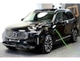 Volvo XC90 2.0 T8 AWD 335kW/456pk Aut8 Recharge Ultra Bright 7P LUCHTVERING + HARMAN/KARDON + MASSAGE + ALCANTARA HEMEL + ADAPT.CRUISE + PANORAMADAK + HEAD-UP + STOELVERWARMIN V&A + STUURVERWARMING + LEDEREN DASHBOARD + 360 CAMERA + STOELVENTILATIE + 21" LM-VELGEN!!