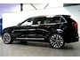 Volvo XC90 2.0 T8 AWD 335kW/456pk Aut8 Recharge Ultra Bright 7P LUCHTVERING + HARMAN/KARDON + MASSAGE + ALCANTARA HEMEL + ADAPT.CRUISE + PANORAMADAK + HEAD-UP + STOELVERWARMIN V&A + STUURVERWARMING + LEDEREN DASHBOARD + 360 CAMERA + STOELVENTILATIE + 21" LM-VELGEN!!