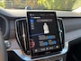 Volvo XC90 2.0 T8 Plug-in hybrid AWD Ultra Dark | Luchtvering | Premium audio by Bowers & Wilkins | Gelamineerde zijruiten | Trekhaak, inklapbaar | Geventileerde voorstoelen | Panoramisch schuif-/kanteldak | Verwarmbare voorstoelen + stuurwiel | Verwarmbare achterbank | Massagefunctie voorstoelen | Rondom zichtcamera | 21 inch Lichtmetalen velgen | Alarmklasse 3
