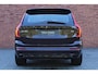 Volvo XC90 2.0 T8 Plug-in hybrid AWD Ultra Dark | Luchtvering | Premium audio by Bowers & Wilkins | Gelamineerde zijruiten | Trekhaak, inklapbaar | Geventileerde voorstoelen | Panoramisch schuif-/kanteldak | Verwarmbare voorstoelen + stuurwiel | Verwarmbare achterbank | Massagefunctie voorstoelen | Rondom zichtcamera | 21 inch Lichtmetalen velgen | Alarmklasse 3