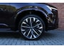Volvo XC90 2.0 T8 Plug-in hybrid AWD Ultra Dark | Luchtvering | Premium audio by Bowers & Wilkins | Gelamineerde zijruiten | Trekhaak, inklapbaar | Geventileerde voorstoelen | Panoramisch schuif-/kanteldak | Verwarmbare voorstoelen + stuurwiel | Verwarmbare achterbank | Massagefunctie voorstoelen | Rondom zichtcamera | 21 inch Lichtmetalen velgen | Alarmklasse 3