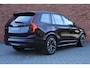 Volvo XC90 2.0 T8 Plug-in hybrid AWD Ultra Dark | Luchtvering | Premium audio by Bowers & Wilkins | Gelamineerde zijruiten | Trekhaak, inklapbaar | Geventileerde voorstoelen | Panoramisch schuif-/kanteldak | Verwarmbare voorstoelen + stuurwiel | Verwarmbare achterbank | Massagefunctie voorstoelen | Rondom zichtcamera | 21 inch Lichtmetalen velgen | Alarmklasse 3