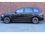 Volvo XC90 2.0 T8 Plug-in hybrid AWD Ultra Dark | Luchtvering | Premium audio by Bowers & Wilkins | Gelamineerde zijruiten | Trekhaak, inklapbaar | Geventileerde voorstoelen | Panoramisch schuif-/kanteldak | Verwarmbare voorstoelen + stuurwiel | Verwarmbare achterbank | Massagefunctie voorstoelen | Rondom zichtcamera | 21 inch Lichtmetalen velgen | Alarmklasse 3