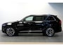 Volvo XC90 2.0 T8 AWD 335kW/456pk Aut8 Recharge Ultra Bright 7P LUCHTVERING + HARMAN/KARDON + MASSAGE + ALCANTARA HEMEL + ADAPT.CRUISE + PANORAMADAK + HEAD-UP + STOELVERWARMIN V&A + STUURVERWARMING + LEDEREN DASHBOARD + 360 CAMERA + STOELVENTILATIE + 21" LM-VELGEN!!