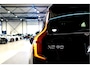 Volvo XC90 2.0 T8 AWD 335kW/456pk Aut8 Recharge Ultra Bright 7P LUCHTVERING + HARMAN/KARDON + MASSAGE + ALCANTARA HEMEL + ADAPT.CRUISE + PANORAMADAK + HEAD-UP + STOELVERWARMIN V&A + STUURVERWARMING + LEDEREN DASHBOARD + 360 CAMERA + STOELVENTILATIE + 21" LM-VELGEN!!
