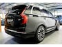 Volvo XC90 2.0 T8 AWD 335kW/456pk Aut8 Recharge Ultra Bright 7P LUCHTVERING + HARMAN/KARDON + MASSAGE + ALCANTARA HEMEL + ADAPT.CRUISE + PANORAMADAK + HEAD-UP + STOELVERWARMIN V&A + STUURVERWARMING + LEDEREN DASHBOARD + 360 CAMERA + STOELVENTILATIE + 21" LM-VELGEN!!
