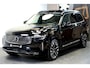 Volvo XC90 2.0 T8 AWD 335kW/456pk Aut8 Recharge Ultra Bright 7P LUCHTVERING + HARMAN/KARDON + MASSAGE + ALCANTARA HEMEL + ADAPT.CRUISE + PANORAMADAK + HEAD-UP + STOELVERWARMIN V&A + STUURVERWARMING + LEDEREN DASHBOARD + 360 CAMERA + STOELVENTILATIE + 21" LM-VELGEN!!