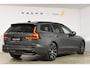Volvo V60 T8 455PK Plug-in hybrid AWD Plus Dark Adaptive Cruise Control / 360 Camera / Harman Kardon / Head-up display / Panorama schuifdak / Stoel- en stuurverwarming / Stoelverwarming achter / Trekhaak elektrisch wegklapbaar / Elektrische stoelen met geheugen