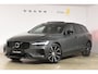 Volvo V60 T8 455PK Plug-in hybrid AWD Plus Dark Adaptive Cruise Control / 360 Camera / Harman Kardon / Head-up display / Panorama schuifdak / Stoel- en stuurverwarming / Stoelverwarming achter / Trekhaak elektrisch wegklapbaar / Elektrische stoelen met geheugen