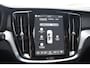 Volvo V60 T8 455PK Plug-in hybrid AWD Plus Dark Adaptive Cruise Control / 360 Camera / Harman Kardon / Head-up display / Panorama schuifdak / Stoel- en stuurverwarming / Stoelverwarming achter / Trekhaak elektrisch wegklapbaar / Elektrische stoelen met geheugen
