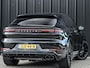 Porsche Cayenne Coupé 3.0 E-Hybrid Black Edition | Sport Chrono | Panoramadak | Bose | HUD | 360 Camera | Stoelventilatie | 18 Wegs Memory | Luchtvering | Soft Close | Ambiance Interieur | Adaptive Cruise | Stuurverwarming | Passagiers Display |