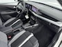 Opel Frontera 1.2 TURBO HYBRID GS | TWO TONE | CLIMA | CAMERA | CRUISE | NAVI | DODEHOEKSPIEGELS | STUUR- & STOELVERWARMING | APPLE CARPLAY & ANDROID AUTO | 17'' LM VELGEN | HYBRID | AUTOMAAT | LAGE KMSTAND |
