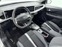 Opel Frontera 1.2 TURBO HYBRID GS | TWO TONE | CLIMA | CAMERA | CRUISE | NAVI | DODEHOEKSPIEGELS | STUUR- & STOELVERWARMING | APPLE CARPLAY & ANDROID AUTO | 17'' LM VELGEN | HYBRID | AUTOMAAT | LAGE KMSTAND |