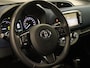 Toyota Yaris 1.5 Hybrid Bi-Tone - ORIGINEEL NEDERLANDSE AUTO - AFKOMSTIG VAN 1E EIGENAAR - CLIMATE CONTROL - BOTS EN LIJNWAARSCHUWING - CAMERA - CRUISE CONTROL - REGENSENSOR - ARMSTEUN VOOR - BLUETOOTH - LICHT METALEN VELGEN